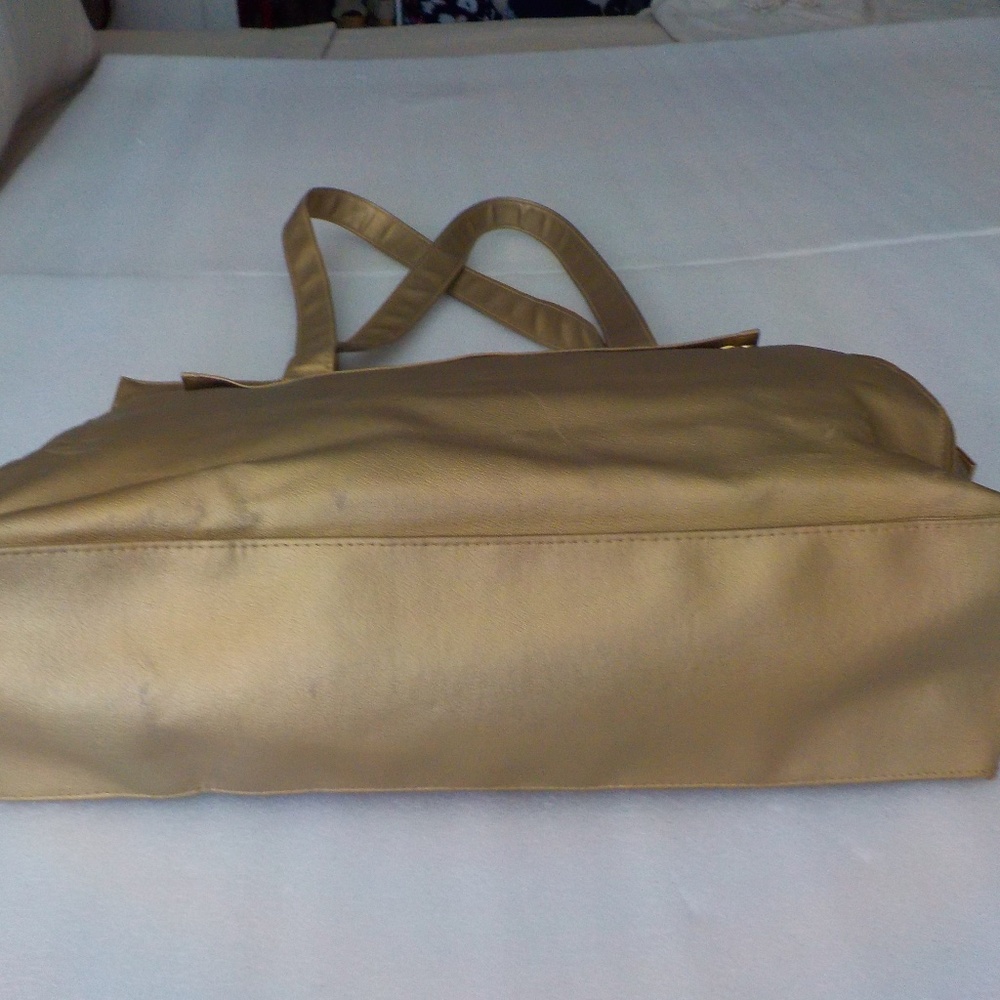 Large Tote With Awesome Inside Sections - image 3